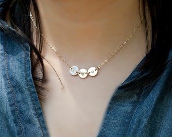 Madre de tres colgantes iniciales collar de encanto, collar de disco inicial, oro rosado, collar de la madre, joyería personalizada