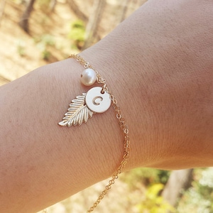 Bracelet initial de plume, bijoux personnalisés de monogramme, cadeau personnalisé de demoiselle d’honneur, cadeau nuptial de bijoux, cadeau de partie de mariage, carte personnalisée de demoiselle d’honneur