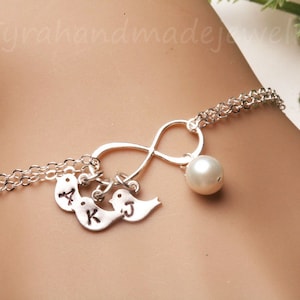 Pulsera de pájaro infinito, pulsera de las iniciales de la familia del pájaro, iniciales de la familia, estampada a mano, joyería de la madre, abuela, regalo del día de la madre, pulsera de la perla