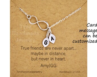 Puede incluir: Un collar de plata infinito con dos dijes de hoja, cada uno con una letra estampada. Las letras son "G" y "A". El collar está sobre una tarjeta marrón con el texto "True friends are never apart... maybe in distance, but never in heart. Amy GG".