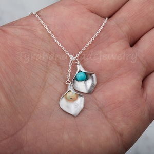 Collar personalizado de lirio Calla, lariat de flores, piedra de nacimiento personalizada, regalo de hermandad, mejor regalo frinado, hermanas no biológicas, tarjeta de joyería personalizada