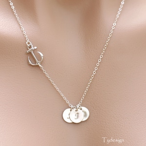 Personalisierte Seitliche Ankerhalskette mit gestempeltem Anfangsschild, Sailor Anker, Hochzeitsschmuck, Marine Frau Geschenk, Stärke Hoffnung Anker Schmuck