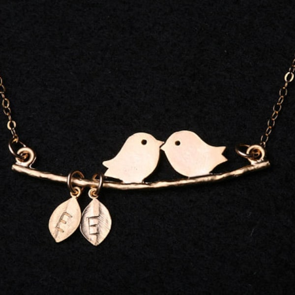 Collier de famille d'oiseau personnalisé, feuilles de monogramme, oiseau de baiser sur la branche, initiales de famille, cadeau de babyshower d'anniversaire, anniversaire, carte de bijoux coutumes, carte de bijoux de coutume