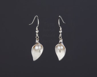 Calla lily flower pearl earrings,Bridesmaid earrings,Flower girl gift,silver or gold,everyday pearl earrings,custom note card,birthday gift