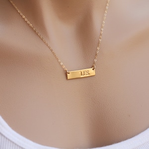 パーソナライズされた名前のメッキバーネックレス、イニシャルバーモノグラムネックレス、コンテンポラリー、ハンドスタンプネーム、イニシャル長方形ネックレス