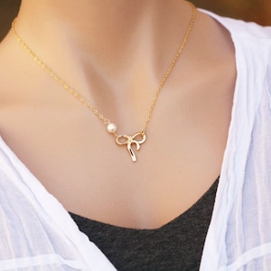 Collana di perle di prua,collana Tie a knot,arco infinito,regalo migliore amico,carta messaggio cusotm,gioielli da sposa,regalo festa della mamma,regalo da damigella d'onore
