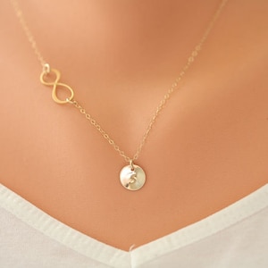 Collar inicial Gold Infinity, collar de disco monograma, infinito lateral, estampado a mano, fuente csutom, amistad, iniciales de la hermana, regalo de graduación