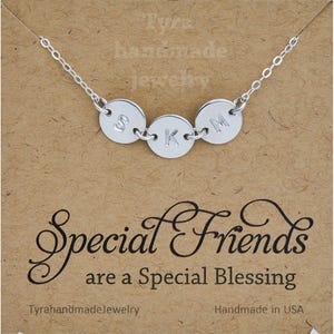 Collar inicial pequeño, collar de nombre de monograma personalizado, regalo de dama de novia, joyería de la boda, collar de punto sin pequeño, tarjeta de nota de mensaje personalizado, fuente personalizada
