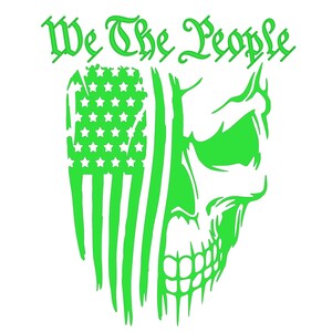 Pode incluir: Adesivo de vinil verde com uma caveira e a bandeira americana. O texto "We The People" est&aacute; no topo do adesivo.