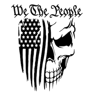 Pode incluir: Design gr&aacute;fico em preto e branco de uma caveira com uma bandeira americana drapeada sobre ela. O texto "We The People" est&aacute; acima da caveira.