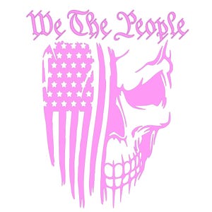 Pode incluir: Adesivo de vinil rosa de uma caveira com uma bandeira americana atr&aacute;s. O texto "We The People" est&aacute; acima da caveira.