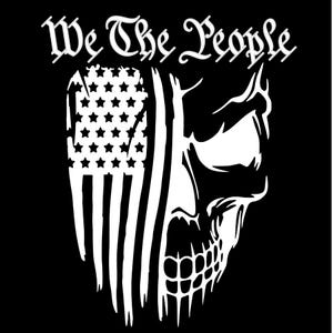 Pode incluir: Um design gr&aacute;fico preto e branco de uma caveira com uma bandeira americana drapeada sobre ela. O texto "We the People" est&aacute; acima da caveira.