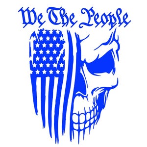 Pode incluir: Um design de bandeira americana azul e branca com uma caveira no centro. O texto "We The People" est&aacute; acima da bandeira.