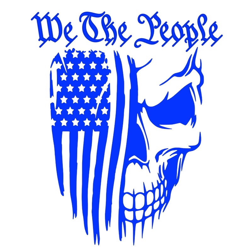 Pode incluir: Um design de bandeira americana azul e branca com uma caveira no centro. O texto "We The People" est&aacute; acima da bandeira.