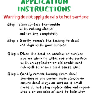 Pode incluir: Um gr&aacute;fico verde e branco com instru&ccedil;&otilde;es sobre como aplicar adesivos de vinil. O texto diz "Vinyl Decal Application Instructions" e inclui um aviso para n&atilde;o aplicar adesivos em superf&iacute;cies quentes. As instru&ccedil;&otilde;es incluem quatro etapas para aplicar os adesivos.