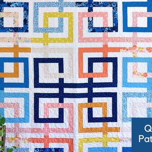 Może przedstawiać: Wzór na patchwork z geometrycznym wzorem w postaci kwadratów i prostokątów w odcieniach niebieskiego, pomarańczowego, różowego i żółtego na białym tle. Wzór nazywa się "Quilt Pattern".