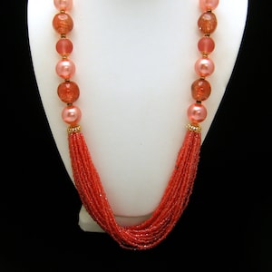 Splendida collana vintage Alice Caviness con perline dalle sfumature dal rosa al rosso, chiusura a scatola color oro.