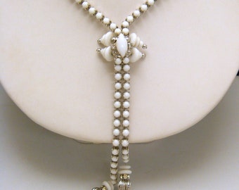 Collar ajustable con colgante de cristal de leche y diamantes de imitación estilo bolo en tono plateado