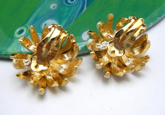 Vintage Cream Enamel Flower Pendant Earrings Set … - image 7
