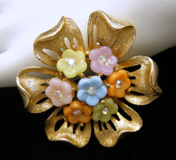 Belle Broche Vintage Florale En Verre Soufflé Bleu Sur Laiton - Fleurs Et Feuilles - Occasion