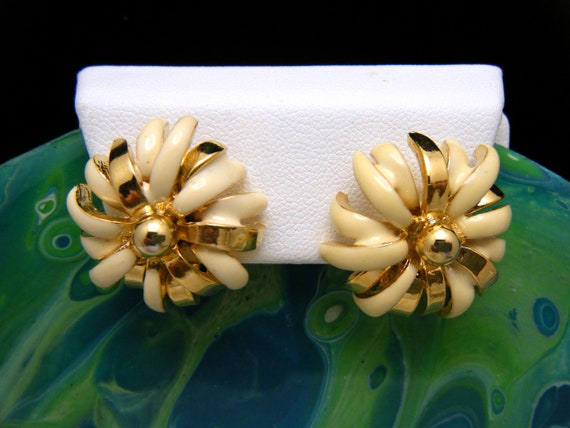Vintage Cream Enamel Flower Pendant Earrings Set … - image 6
