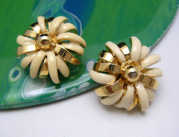 Vintage Cream Enamel Flower Pendant Earrings Set … - image 3
