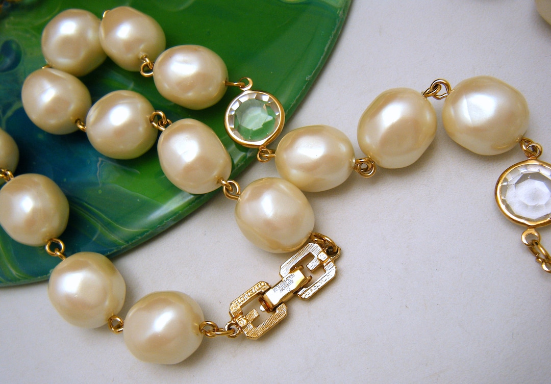 GIVENCHY vintage フェイクパールピアス Givenchy 1990s Gold Plate and Faux Pearl Vintage Logo