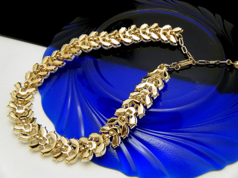 Crown Trifari 1960s Choker Necklace White Lucite Flowers Leaves Gold Tone