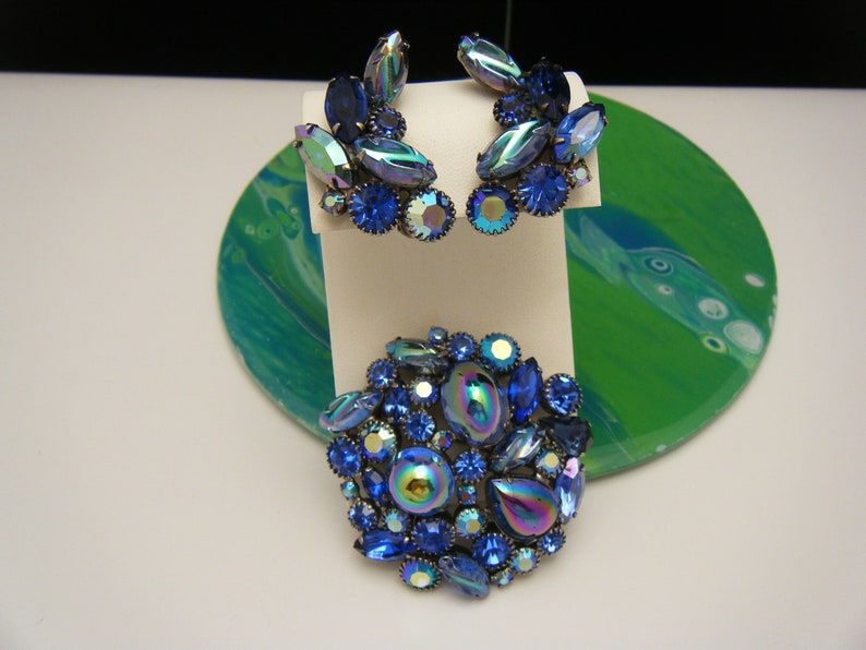 Stunning Vintage Kramer Shades Blue Carnival Glass Rhinestone Brooch Earring Set Silver Tone