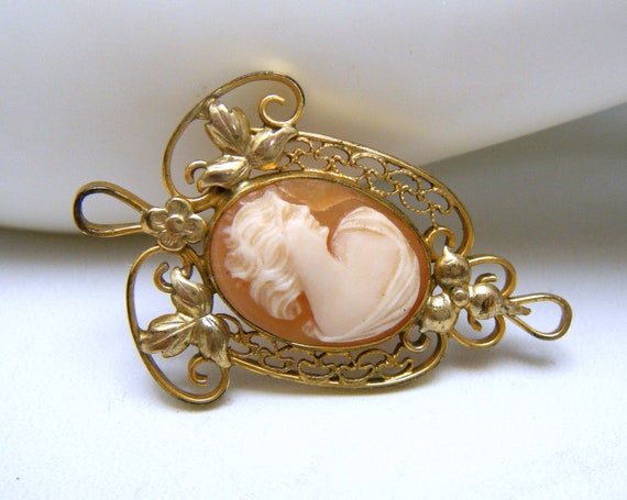 Beautiful Dainty Vintage Carved Shell Cameo Penda… - image 2