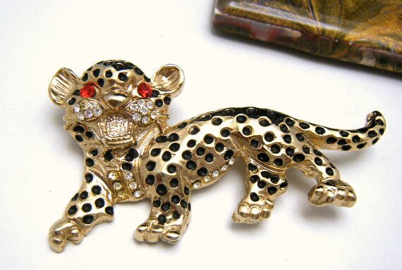 ヒョウとクリスタルが美しいブローチにもなるゴールドネックレス１点物❗ Yahoo!オークション - レアSWAROVSKI スワロフスキー キャット ブ