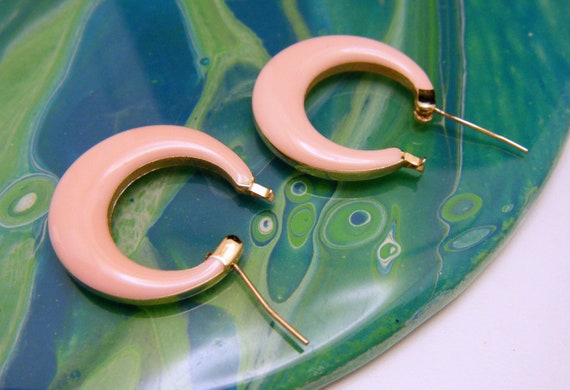 Cute Vintage Light Pink Enamel Hoop Earrings Gold… - image 2