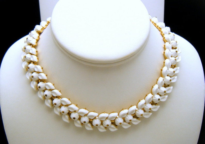 Crown Trifari 1960s Choker Necklace White Lucite Flowers Leaves Gold Tone