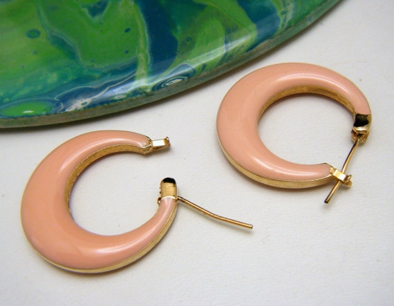 Cute Vintage Light Pink Enamel Hoop Earrings Gold… - image 3