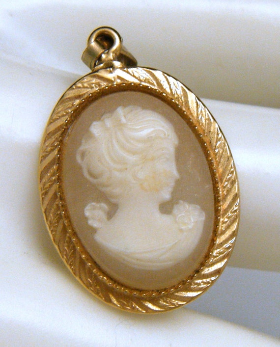 Vintage Resin Cameo Pendant Pale Gold Tone