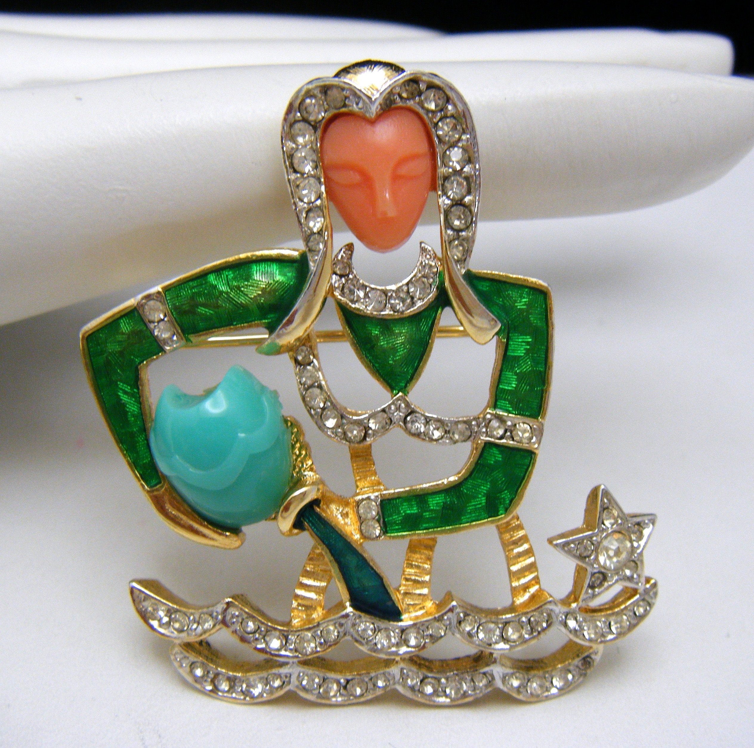 Denicola brooch deals