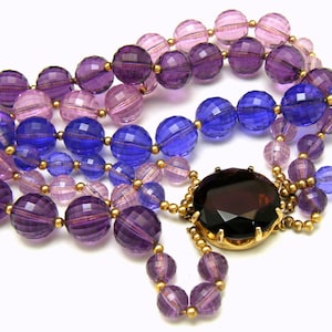 Collier violet avec perles de verre à facettes - fermoir bijou, triple rang