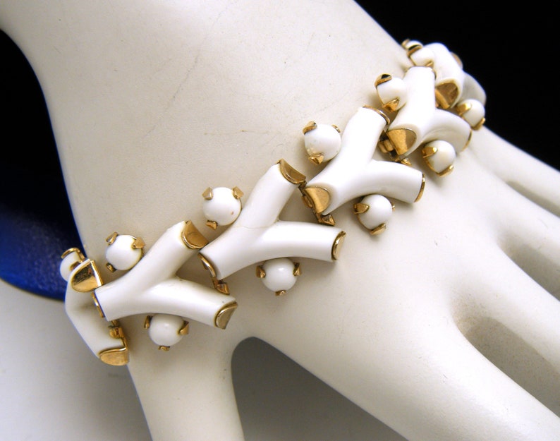 Crown Trifari Vintage Bracelet White Lucite Gold Tone Y Bead Cabochon Design