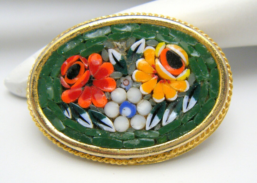 Broche en micro-mosaïque à décor de fleurs miniatures