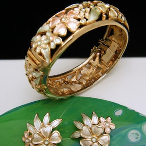 Beautiful Vintage KRAMER Enamel Flowers Hinged Bangle Bracelet Earring Set Pastels