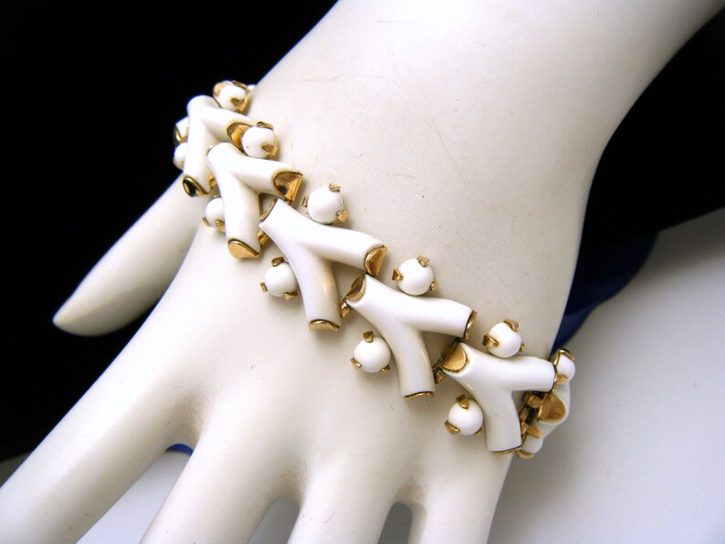 Crown Trifari Vintage Bracelet White Lucite Gold Tone Y Bead Cabochon Design