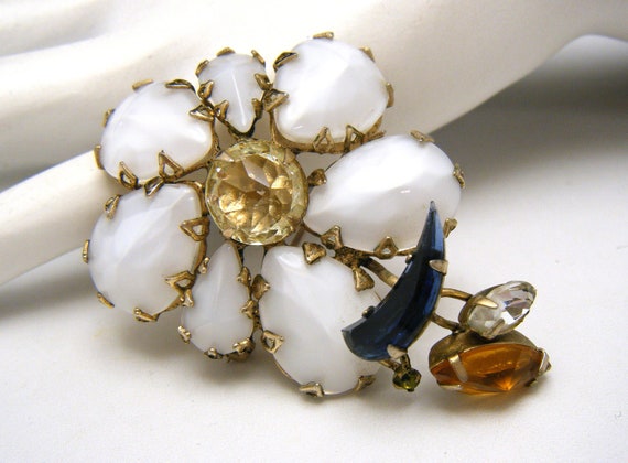 Schreiner Jewelry of New York ヴィンテージブローチ Vintage Signed Schreiner New York Brooch White Satin Glass