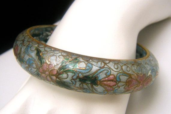 Bracelet Jonc Vintage Années 70 En émail – Motifs Floraux Sur Fond Blanc – Diamètre 60 Mm – Laiton Français