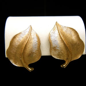 Orecchini vintage firmati Crown Trifari con clip a forma di foglia, tono oro testurizzato