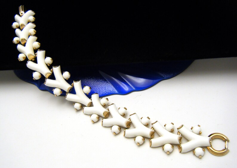 Crown Trifari Vintage Bracelet White Lucite Gold Tone Y Bead Cabochon Design