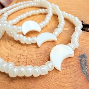 White Bead Bracelet Moon Shell Design Stretch Band Collection Beach Style Essential Boho Fashion Element Casual Wear Piece Multiple Size Options Beautiful Celestial Theme Accessory Natural Fashion Detail Everyday Wear Collection Arm Accent
