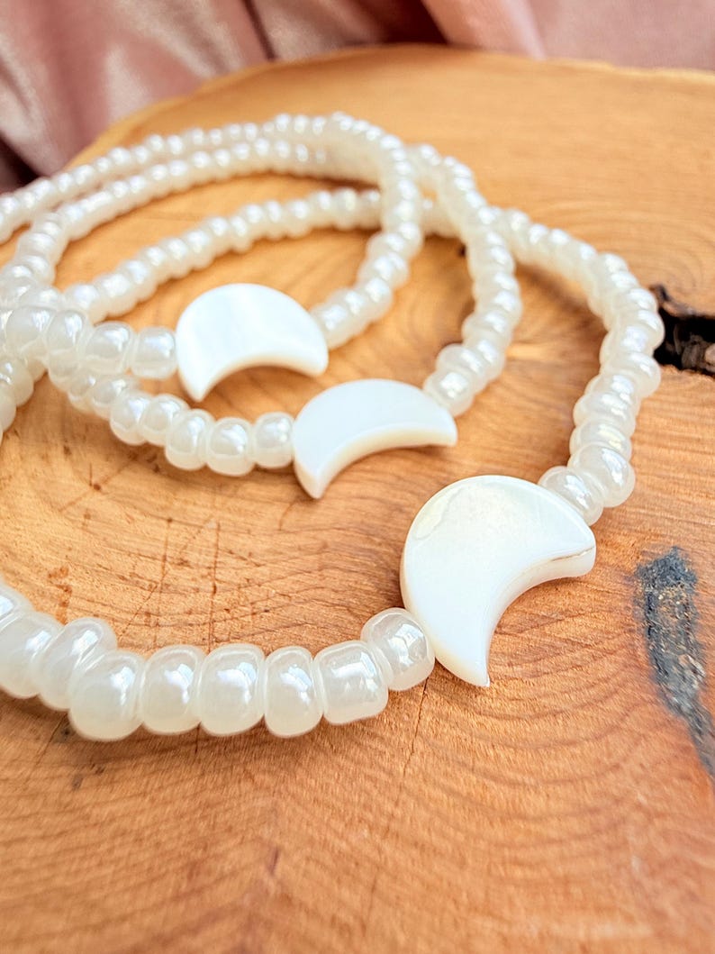 White Bead Bracelet Moon Shell Design Stretch Band Collection Beach Style Essential Boho Fashion Element Casual Wear Piece Multiple Size Options Beautiful Celestial Theme Accessory Natural Fashion Detail Everyday Wear Collection Arm Accent