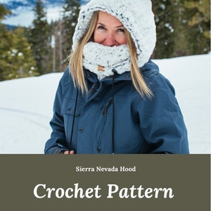 Puede incluir: Una mujer con un cuello de lana con capucha blanco y negro en un entorno monta&ntilde;oso nevado. El texto "Sierra Nevada Hood Crochet Pattern by Bethany Lmbrecht" se muestra debajo de la imagen.