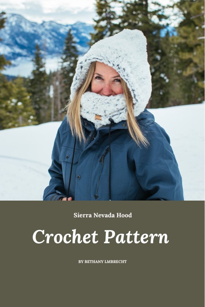 Puede incluir: Una mujer con un cuello de lana con capucha blanco y negro en un entorno monta&ntilde;oso nevado. El texto "Sierra Nevada Hood Crochet Pattern by Bethany Lmbrecht" se muestra debajo de la imagen.