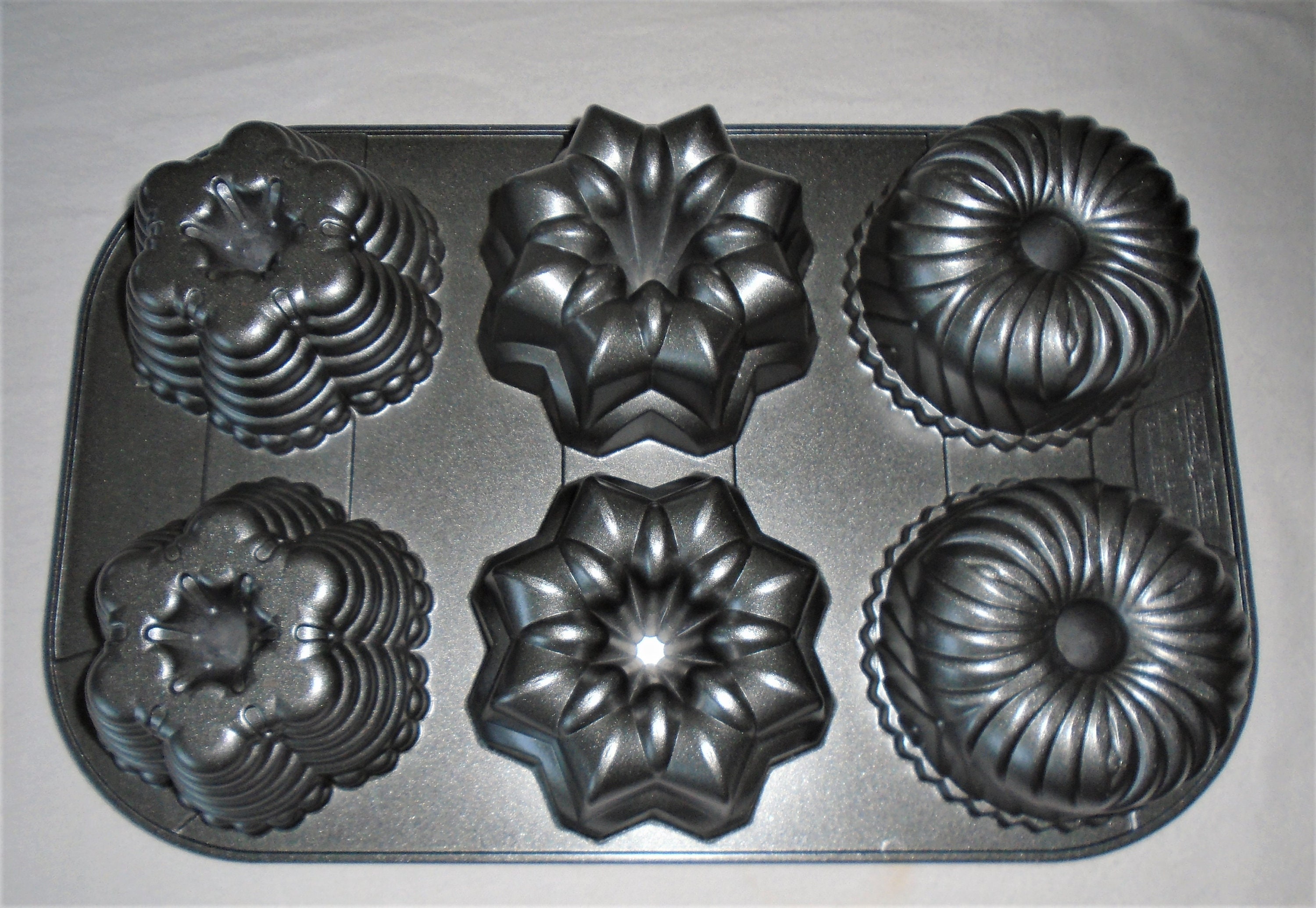 Nordic Ware Holiday Mini Muffin Pan 12 Bundt Cupcake Cast Aluminum Made in  USA